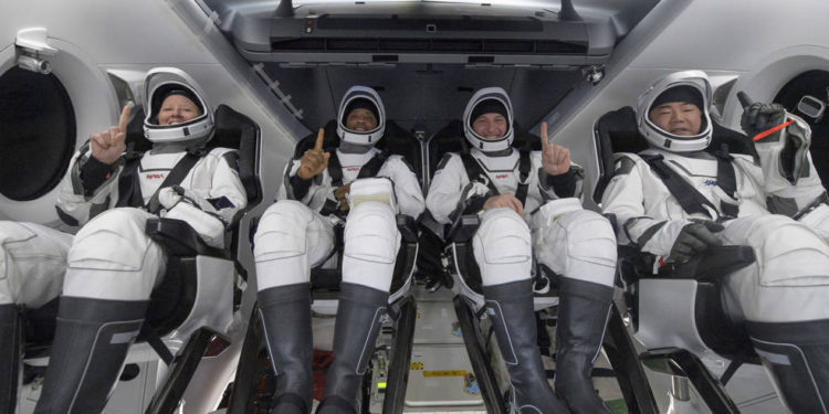 SpaceX’in 4 astronotu taşıyan kapsülü Dünya’ya döndü