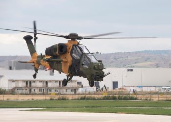Atak helikopterinde teslimat sürüyor