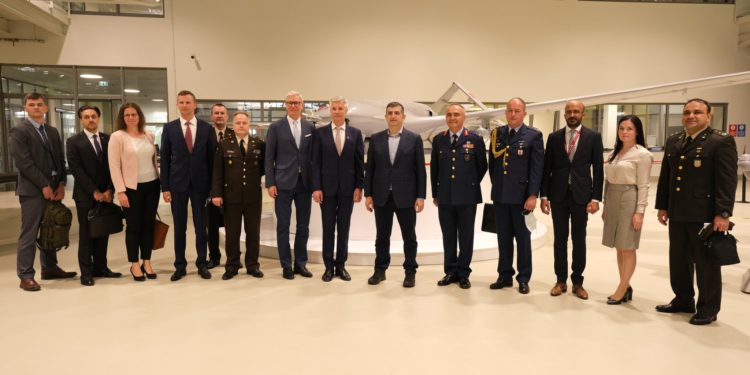 Letonya Savunma Bakanı Pabriks Baykar’ı ziyaret etti