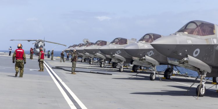 İngiliz uçak gemisi Kıbrıs Rum kesiminde demirledi