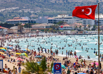 Yerli turist ilk 3 ayda 6 milyar lira harcadı