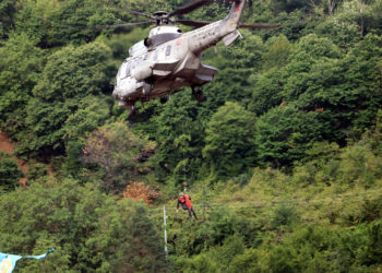 Helikopterler yangından sonra selde de kurtarıcı oldu
