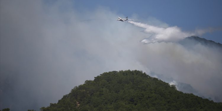 Kazdağları’ndaki yangına 15 hava aracı müdahale ediyor