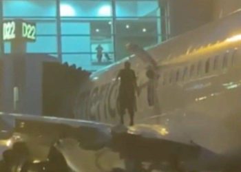 Yolcu acil çıkış kapısı ile uçaktan çıktı