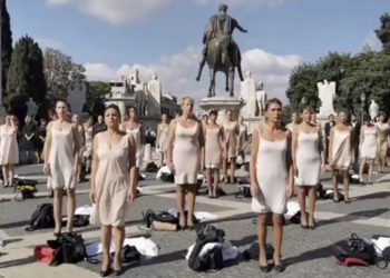 Alitalia uçuş görevlileri soyunarak protesto düzenledi