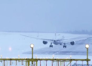 Japonya’da yüzlerce uçuş iptal edildi