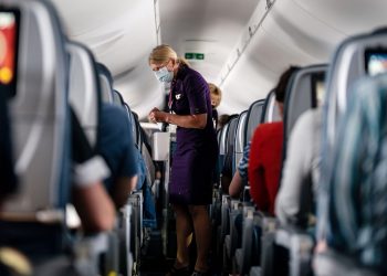 Uçağa alınmayan yolcu polise saldırdı