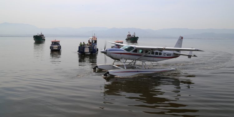 İzmit Körfezi kirliliğe karşı deniz uçağıyla gözetleniyor
