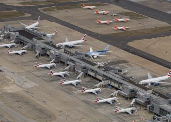 İngiltere havalimanları kapattığı pist ve terminalleri açıyor