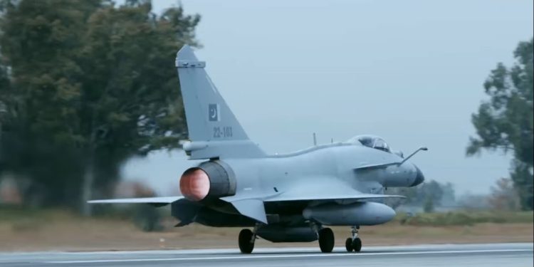 Pakistan J-10C savaş uçaklarını filoya kattı
