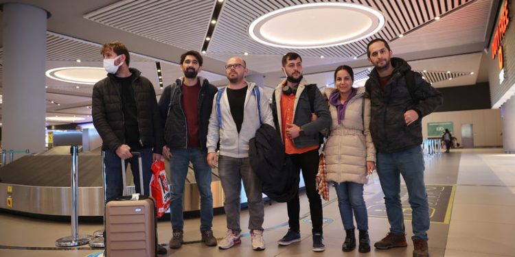 Ukrayna’dan tahliye edilen Türk vatandaşları, uçakla İstanbul’a getirildi