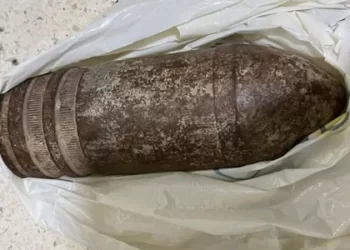 ABD’li turist havalimanına patlamamış top mermisiyle geldi