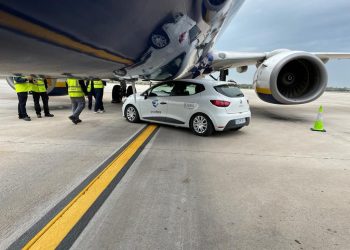 Araba pist üstünde duran uçağa çarptı