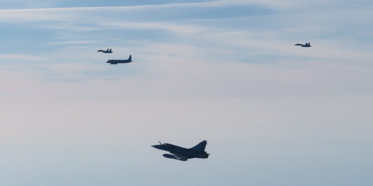 Fransız jetleri 3 Rus uçağını engelledi