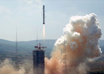 Çin, Alçak Yer Yörüngesi’ne 3 iletişim test uydusu fırlattı