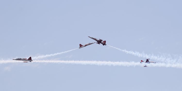 Türk Yıldızları, Efes-2022 Tatbikatı’nda gösteri uçuşu yaptı