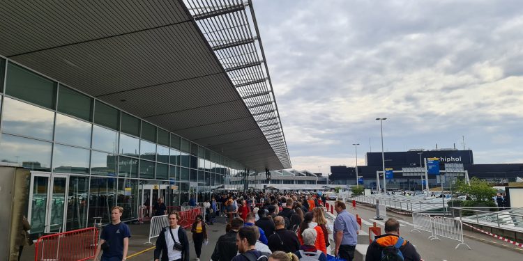 Schiphol Havalimanı’nda yoğunluğa çözüm bulunamıyor