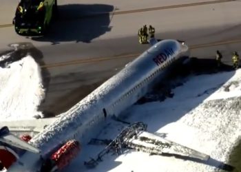 ABD’de Red Air uçağı pistten çıktı