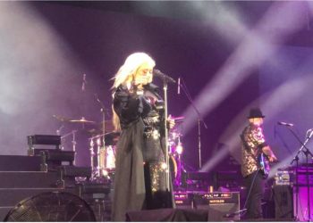 Christina Aguliera, IATA açılış gününde sahne aldı