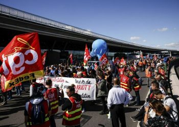 Paris’te havalimanı çalışanları greve gitti