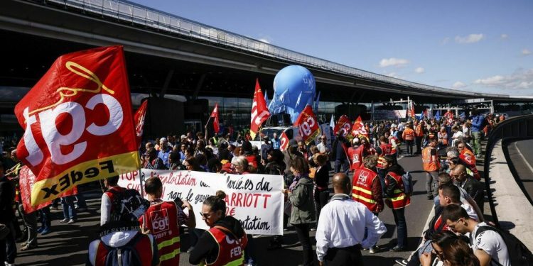 Paris’te havalimanı çalışanları greve gitti