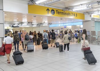 Avrupa’daki havalimanlarında aşırı yoğunluk krizi sürüyor