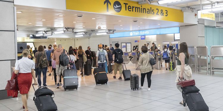 Avrupa’daki havalimanlarında aşırı yoğunluk krizi sürüyor