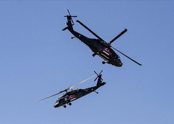 Erzurum’da Türk Yıldızları ve Çelik Kanatlar’dan gösteri uçuşu