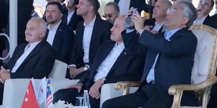 Malezya Kralı, TUSAŞ ürünlerinin uçuş gösterilerini izledi