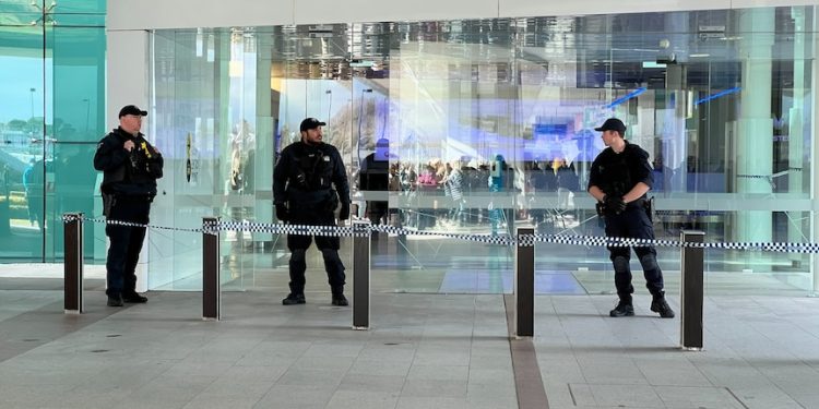 Canberra Havalimanı’nda bir kişi havaya ateş açtı