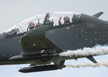 Selçuk Bayraktar kokpitte! Akıncı ve Hürkuş’tan kol uçuşu