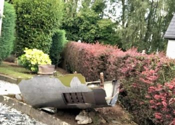 Boeing 747 motor parçası evin üzerine düştü