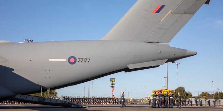 2. Elizabeth’in cenazesini taşıyan uçağı 4,8 milyon kişi izledi