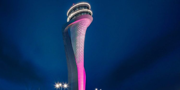 İstanbul Havalimanı kulesi pembeye büründü