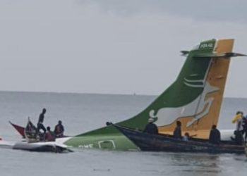 Yolcu uçağı göle düştü: 19 ölü