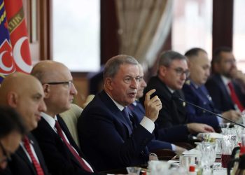 Bakan Akar’dan Suriye’ye kara harekatı mesajı