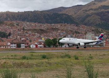 Havalimanı uçuşlara kapatıldı, binlerce turist mahsur kaldı