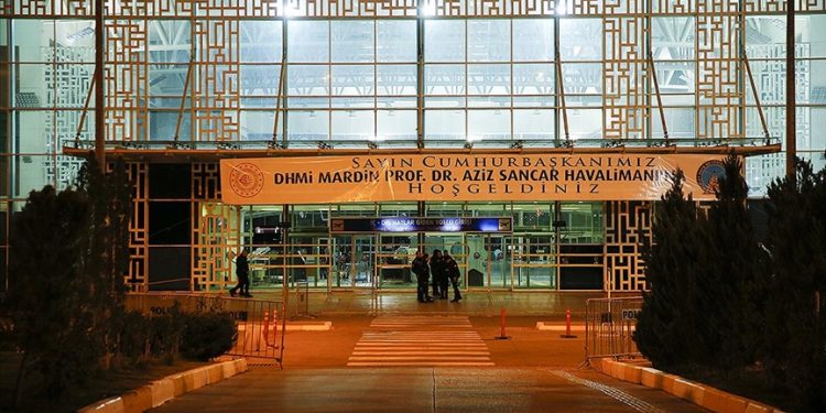 Mardin Havalimanı’nın girişine yeni isminin yazıldığı afiş asıldı