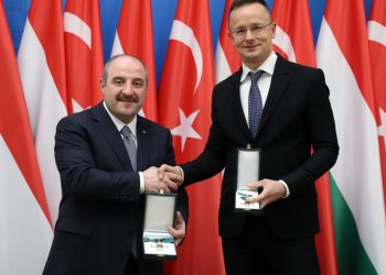 Bakan Varank’tan Macaristan’a Türk yapımı roketatar sistemi teklifi