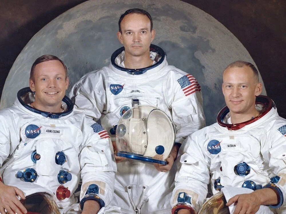 Armstrong (solda), Aldrin (sağda) ve onları Ay yüzeyine götüren pilot Michael Collins (ortada). 