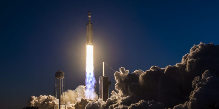 SpaceX, ABD Uzay Kuvvetleri’ne ait iletişim uydusunu fırlattı