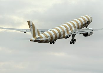 Condor uçağı türbülansa girdi: 20 kişi yaralandı