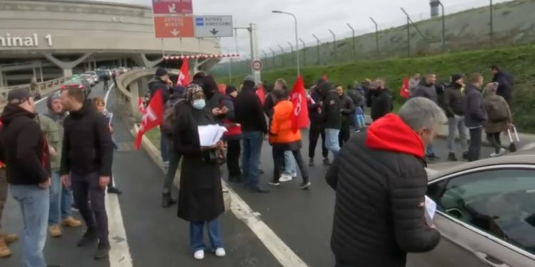 Fransa’da göstericiler, CDG Havalimanı girişini kapattı