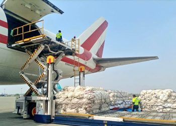 Pakistan, üç uçakla 4 bin çadır getirdi