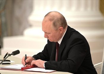 Putin, Rusya ile ABD arasındaki nükleer füze anlaşmasını askıya aldı