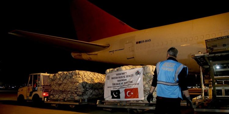 Pakistan’ın insani yardımlarını taşıyan uçak Adana’ya ulaştı
