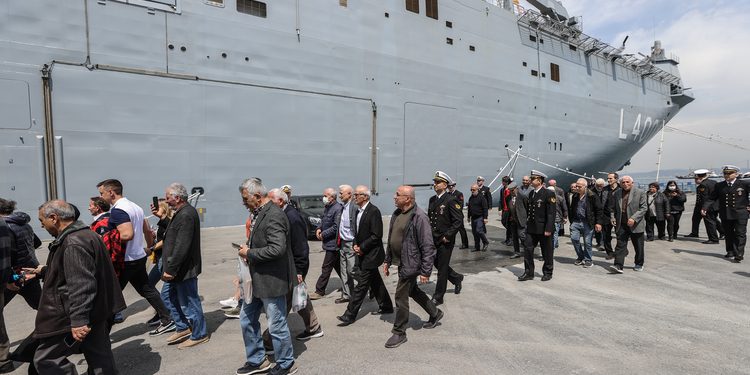 TCG Anadolu Sarayburnu’nda vatandaşların ziyaretine açıldı