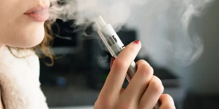 Kabin memuru uçakta elektronik sigara kullandı!