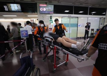 Uçuş esnasında acil çıkış kapısı açıldı, 9 yolcu yaralandı!