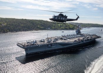 Dünyanın en büyük uçak gemisi Norveç’e demirledi